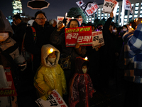 Hundreds of citizens, along with members of the Democratic Party of Korea, gather in front of the National Assembly in Yeouido to participat...