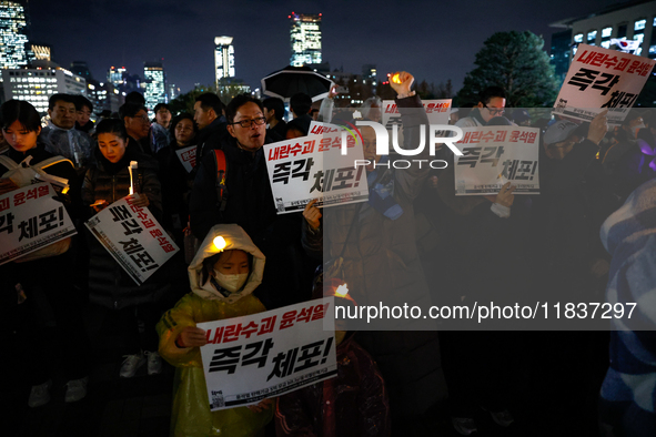 Hundreds of citizens, along with members of the Democratic Party of Korea, gather in front of the National Assembly in Yeouido to participat...