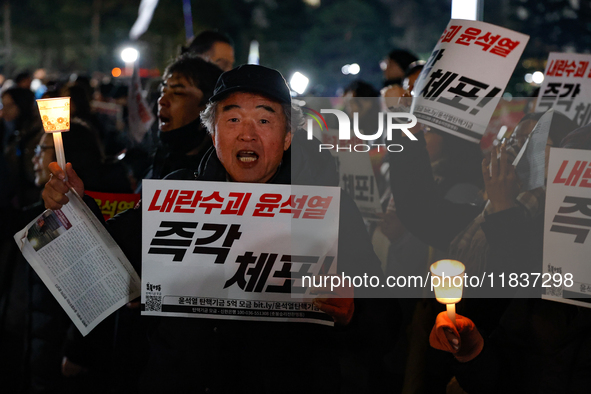 Hundreds of citizens, along with members of the Democratic Party of Korea, gather in front of the National Assembly in Yeouido to participat...