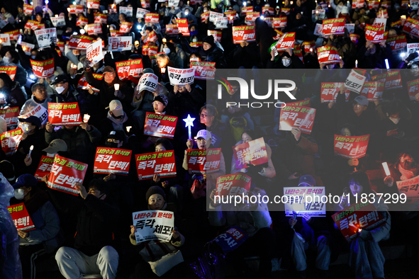 Hundreds of citizens, along with members of the Democratic Party of Korea, gather in front of the National Assembly in Yeouido to participat...