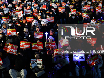 Hundreds of citizens, along with members of the Democratic Party of Korea, gather in front of the National Assembly in Yeouido to participat...