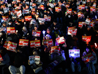 Hundreds of citizens, along with members of the Democratic Party of Korea, gather in front of the National Assembly in Yeouido to participat...