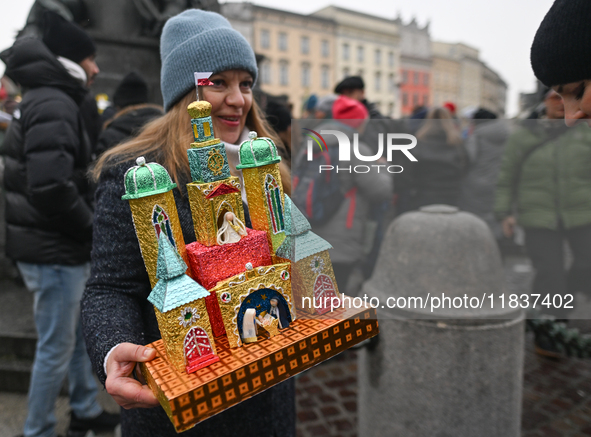 KRAKOW, POLAND - DECEMBER 05:
A contestant presents their handcrafted Nativity Scene at Krakow's Main Square during the 82nd Nativity Scene...