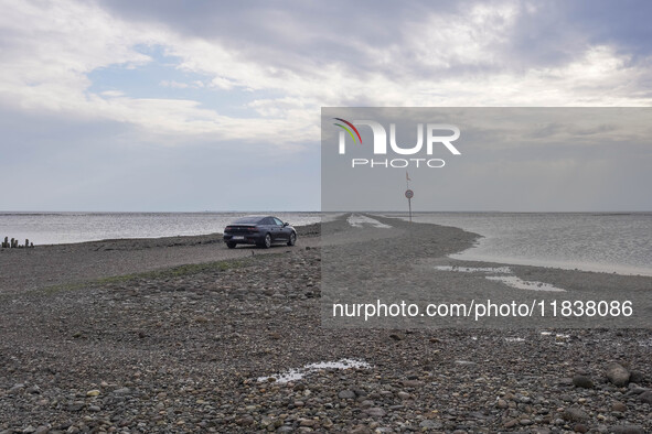 A gravel road by the Wadden Sea bottom connects Jutland and Mando Island. It opens only a few hours daily during low tide due to the high se...