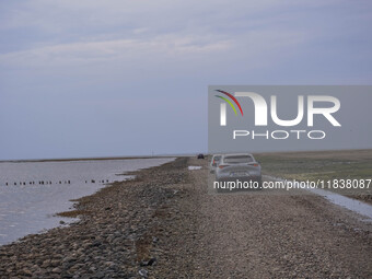 A gravel road by the Wadden Sea bottom connects Jutland and Mando Island. It opens only a few hours daily during low tide due to the high se...