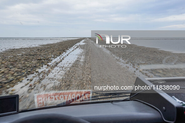 A gravel road by the Wadden Sea bottom connects Jutland and Mando Island. It opens only a few hours daily during low tide due to the high se...