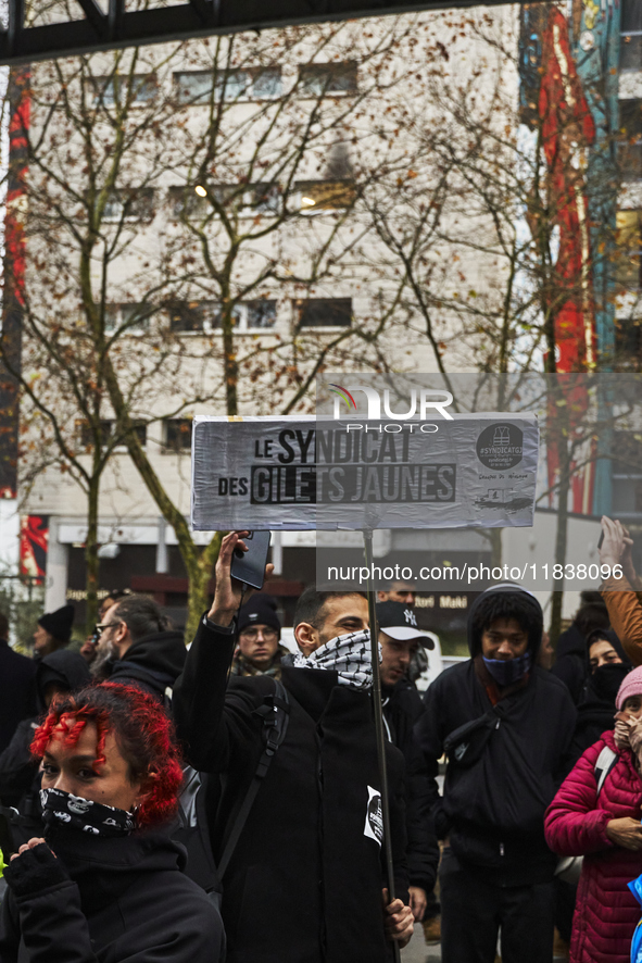 A protester holds a sign referring to the yellow vest movement, in Paris, France, on december 05, 2024. ( Tony Linke/NurPhoto)