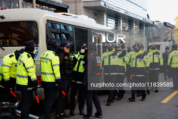 Police set up barricades in front of the People Power Party headquarters, the site of a rally by 11 media organizations, including the Natio...