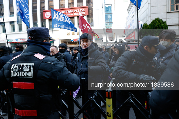 Police set up barricades in front of the People Power Party headquarters, the site of a rally by 11 media organizations, including the Natio...