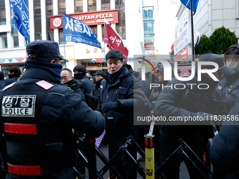 Police set up barricades in front of the People Power Party headquarters, the site of a rally by 11 media organizations, including the Natio...