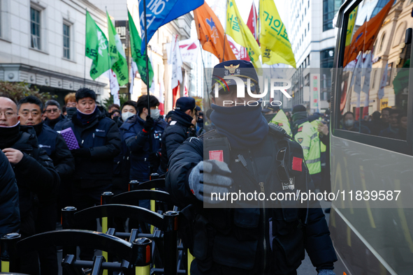 Police set up barricades in front of the People Power Party headquarters, the site of a rally by 11 media organizations, including the Natio...