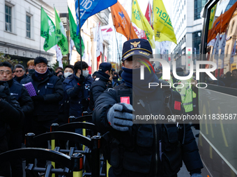 Police set up barricades in front of the People Power Party headquarters, the site of a rally by 11 media organizations, including the Natio...