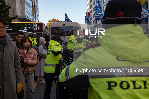 Police set up barricades in front of the People Power Party headquarters, the site of a rally by 11 media organizations, including the Natio...