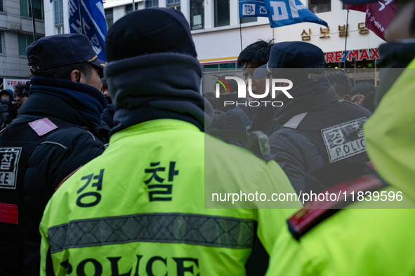 Police set up barricades in front of the People Power Party headquarters, the site of a rally by 11 media organizations, including the Natio...