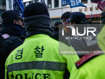 Police set up barricades in front of the People Power Party headquarters, the site of a rally by 11 media organizations, including the Natio...