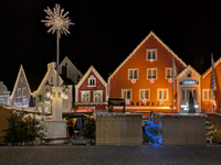 The historic center of Abensberg, Bavaria, Germany, on December 5, 2024, becomes a festive destination during the Christmas season. The trad...