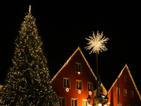 The historic center of Abensberg, Bavaria, Germany, on December 5, 2024, becomes a festive destination during the Christmas season. The trad...