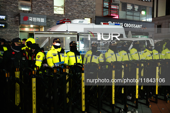 The police set up barricades and block access in front of the People Power Party's central headquarters. Nearly one million citizens gather...