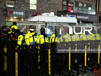 The police set up barricades and block access in front of the People Power Party's central headquarters. Nearly one million citizens gather...