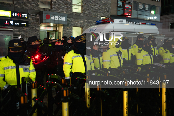 The police set up barricades and block access in front of the People Power Party's central headquarters. Nearly one million citizens gather...