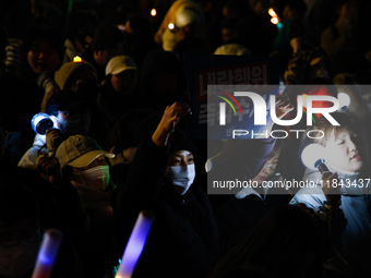 The police set up barricades and block access in front of the People Power Party's central headquarters. Nearly one million citizens gather...