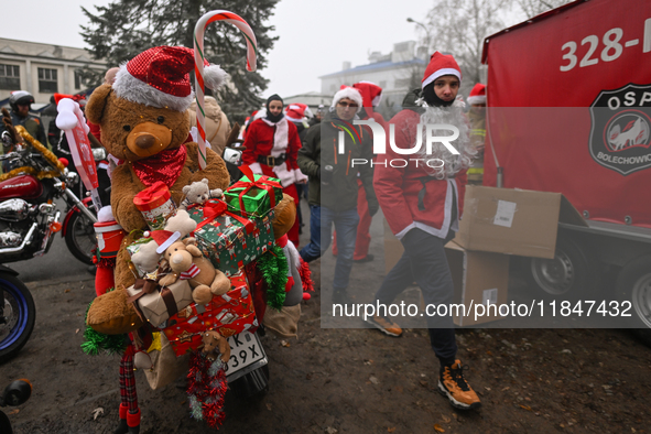 KRAKOW, POLAND - DECEMBER 08: Hundreds of motorcycle riders dressed as Santa Claus form a human chain to deliver Christmas gifts to young pa...