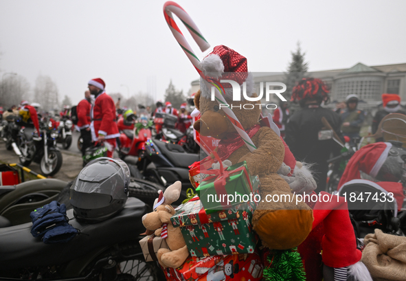 KRAKOW, POLAND - DECEMBER 08: Hundreds of motorcycles parked outside the Pediatric Hospital in Krakow as Santa Clauses deliver Christmas gif...