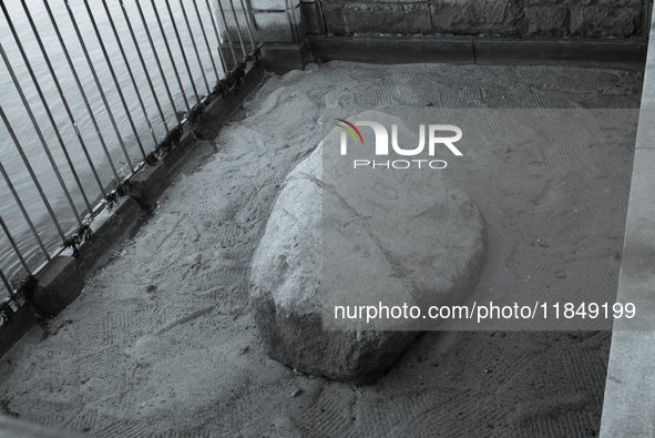 Plymouth Rock is where New England's first settlers come ashore to build a permanent settlement in 1620. 