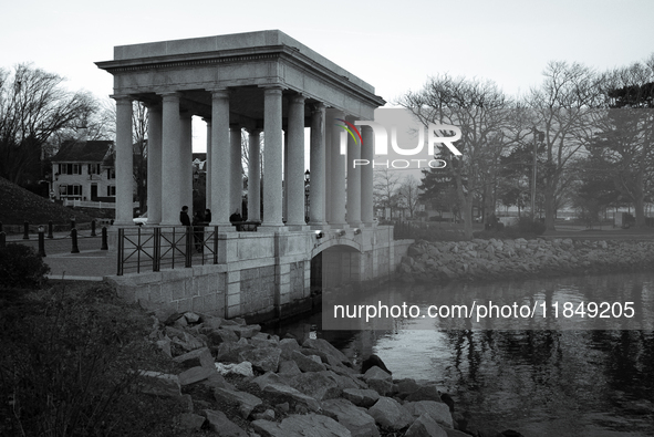 Plymouth Rock is where New England's first settlers come ashore to build a permanent settlement in 1620. 