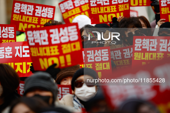 Dozens of supporters of People Power Party leader Han Dong-hoon gather for a rally in front of the party's central headquarters in Yeouido,...