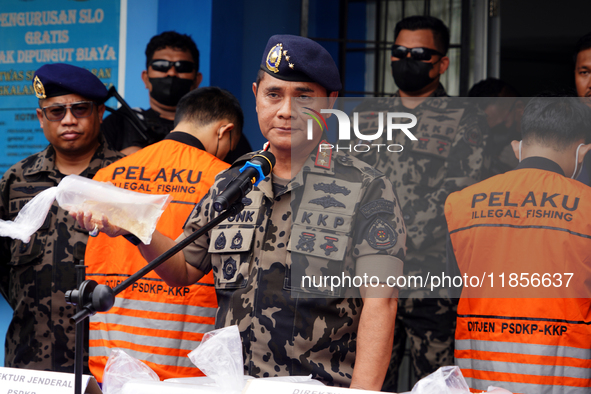 The Director General of Marine Resources and Fisheries Supervision (PSDKP), Pung Nugroho Saksono, shows evidence of Clear Lobster Seeds (BBL...