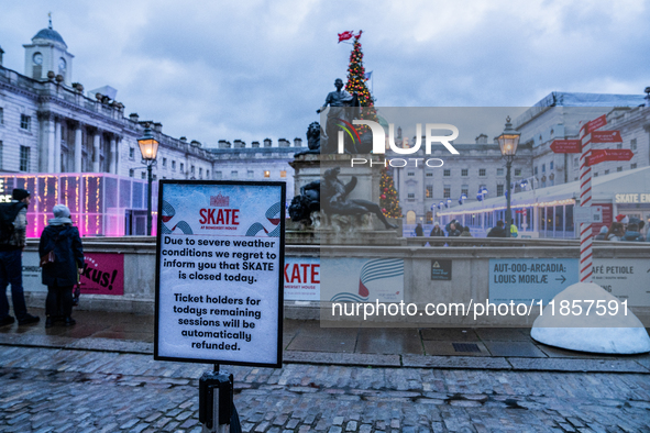 A sign at Somerset House announces the closure of the skating rink due to severe weather caused by Storm Darragh on December 7, 2024, in Lon...