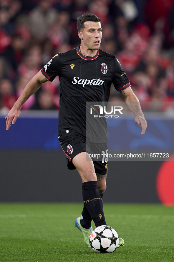 Nicolo Casale of Bologna Football Club 1909 is in action during the UEFA Champions League match between SL Benfica and Bologna FC 1909 at Es...