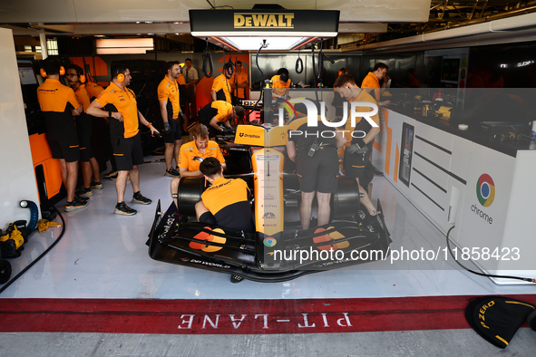 McLaren mechanics during the Formula 1 post-season testing at Yas Marina Cicuit in Abu Dhabi, United Arab Emirates on December 10, 2024. 