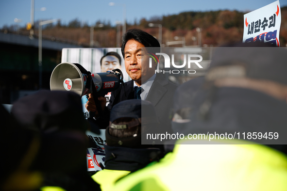 Progressive Party National Assembly Member Yoon Jong-oh delivers a speech calling for the immediate arrest of President Yoon Suk-yeol. Progr...