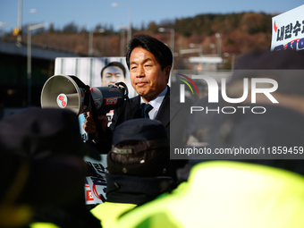 Progressive Party National Assembly Member Yoon Jong-oh delivers a speech calling for the immediate arrest of President Yoon Suk-yeol. Progr...