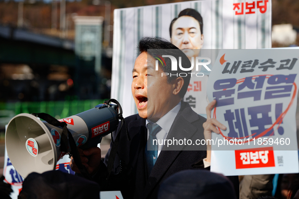 Progressive Party National Assembly Member Yoon Jong-oh delivers a speech calling for the immediate arrest of President Yoon Suk-yeol. Progr...