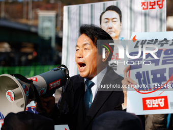 Progressive Party National Assembly Member Yoon Jong-oh delivers a speech calling for the immediate arrest of President Yoon Suk-yeol. Progr...