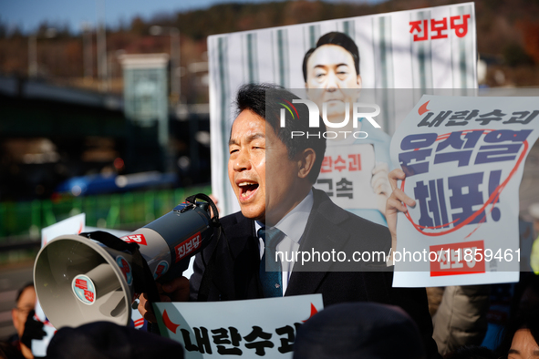 Progressive Party National Assembly Member Yoon Jong-oh delivers a speech calling for the immediate arrest of President Yoon Suk-yeol. Progr...