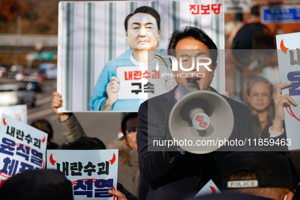 Progressive Party National Assembly Member Yoon Jong-oh delivers a speech calling for the immediate arrest of President Yoon Suk-yeol. Progr...