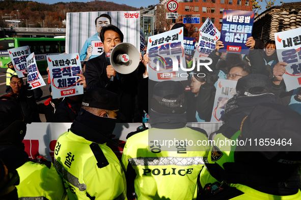 Progressive Party National Assembly Member Yoon Jong-oh delivers a speech calling for the immediate arrest of President Yoon Suk-yeol. Progr...