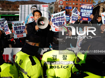 Progressive Party National Assembly Member Yoon Jong-oh delivers a speech calling for the immediate arrest of President Yoon Suk-yeol. Progr...