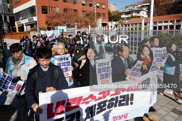 Progressive Party National Assembly Member Yoon Jong-oh (center), National Assembly Member Jung Hye-kyung (left), and Chairperson Kim Jae-ye...