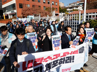 Progressive Party National Assembly Member Yoon Jong-oh (center), National Assembly Member Jung Hye-kyung (left), and Chairperson Kim Jae-ye...