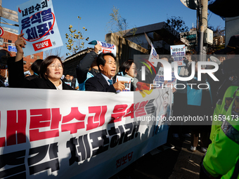 Progressive Party National Assembly Member Yoon Jong-oh (center), National Assembly Member Jung Hye-kyung (left), and Chairperson Kim Jae-ye...