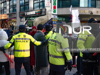 Police mediate between supporters of President Yoon Suk-yeol and those calling for his impeachment to prevent conflicts in front of the Peop...