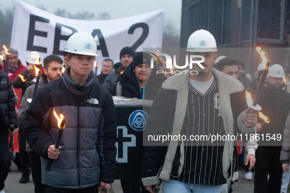 A hundred Thyssenkrupp Europe Steel workers march with a coffin against planned job cuts before heading to the Works Council meeting in Duis...