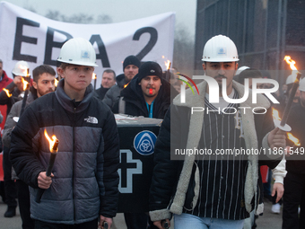 A hundred Thyssenkrupp Europe Steel workers march with a coffin against planned job cuts before heading to the Works Council meeting in Duis...