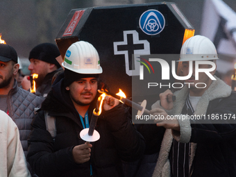 A hundred Thyssenkrupp Europe Steel workers march with a coffin against planned job cuts before heading to the Works Council meeting in Duis...