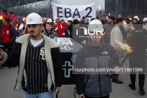 A hundred Thyssenkrupp Europe Steel workers march with a coffin against planned job cuts before heading to the Works Council meeting in Duis...